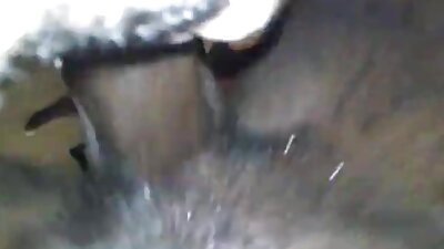 அதிர்ச்சியூட்டும் கருங்காலி குழந்தை முடிந்தவரை கடினமாக சிக்கிக்கொள்ள விரும்புகிறது